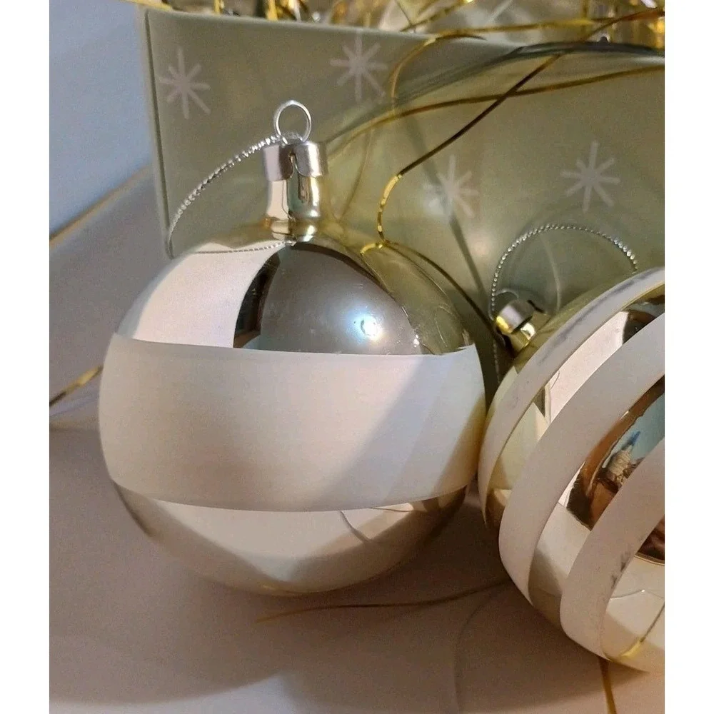 Target 2005 Plastic Ornaments White and Gold Stripe In A Tin Box‎ Total Of 6